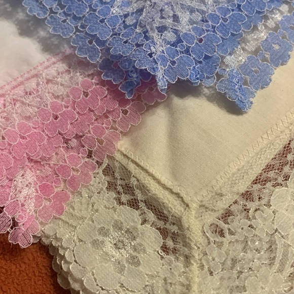 3 Vintage Lace Ladies Handkerchiefs - Picture 2 of 3